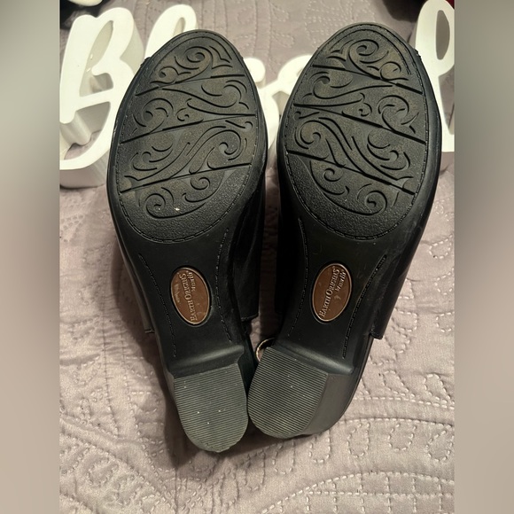 EARTH ORIGINS BY EARTH, good condition dress heeled sandals. - Picture 3 of 7